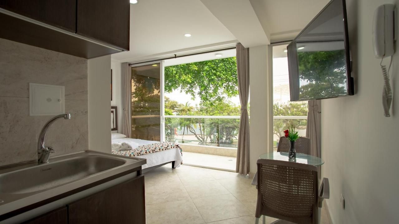 Hollywood 3*