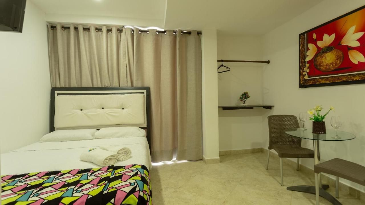 Hollywood Apartahotel