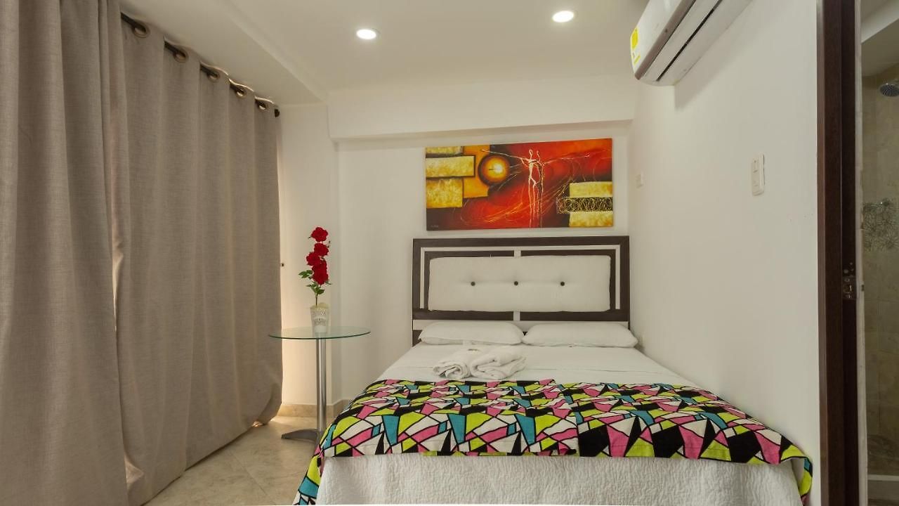 Hollywood Apartahotel 3*
