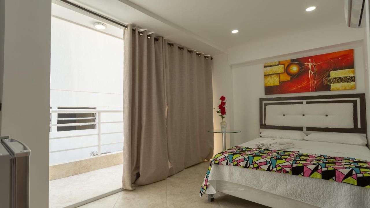 Hollywood Apartahotel