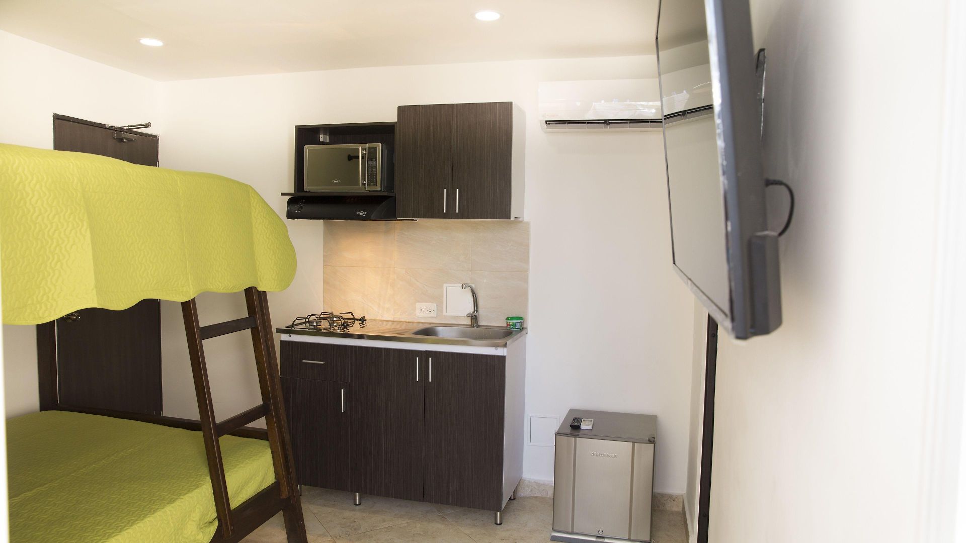 Hollywood Apartahotel 3*
