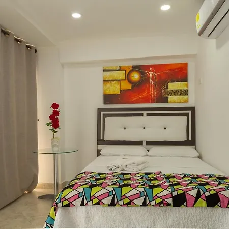 Hollywood Apartahotel 3*