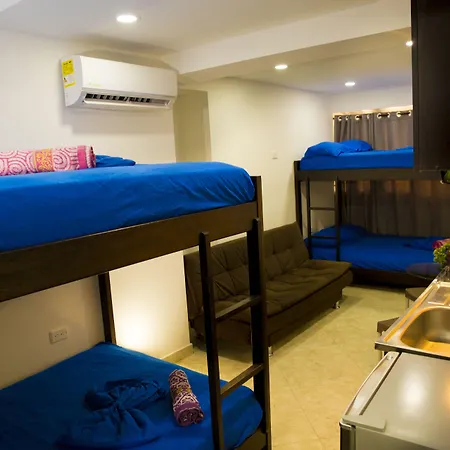 Hollywood Apartahotel 3*