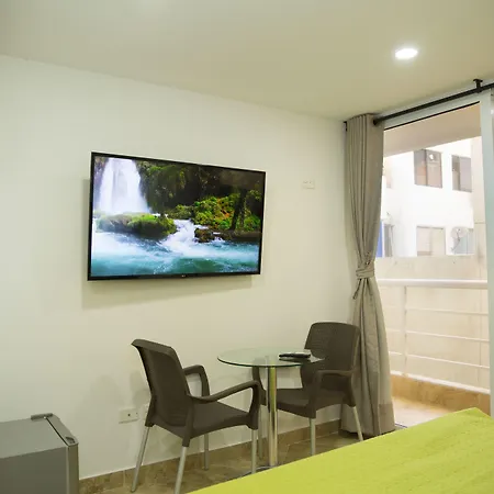 Hollywood Apartahotel 3*